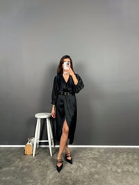 Miel Siyah Balon Kol Önden Yırtmaçlı Kemerli Saten ElbiseGausELBİSEGU008888