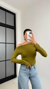 Yeşil Omuz Dekolteli Yan Büzgülü Sandy Kumaş Bluz GAUS-0066GAUSBLUZGAUS-0066