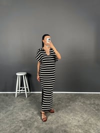 Jolanka Siyah Çizgili Yırtmaçlı Uzun ElbiseGausELBİSEGU008204