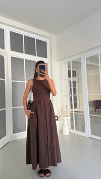 Kahve Sıfır Kol Paraşüt Kumaş Detaylı Beli Lastikli Elbise GAUS-01677GAUSELBİSEGAUS-01677