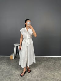 Beyaz Buruşuk Kumaş Kemerli Elbise GausELBİSEGU008276