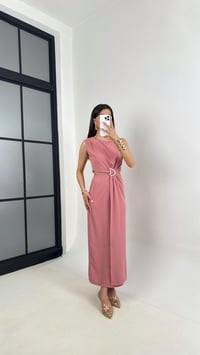 Pudra Yan Dekolteli Gold Toka Detaylı Yırtmaçlı Elbise Gaus00434GausELBİSEGU1002023