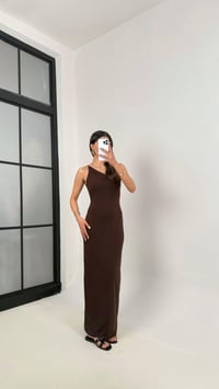 Kahve Tek Askılı Yırtmaçlı Astarlı Sandy Kumaş Elbise Gaus00348GausELBİSEGU1001813