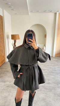 Antrasit Pelerin Detaylı Kuşaklı Astarlı Kaban GAUS-00727GAUSKABANGAUS-00727