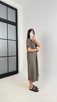 Haki V Yaka Tensel Kırışık Kumaş Basic Elbise Gaus00436 GausELBİSEGU1002028
