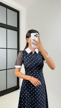 Lacivert Beyaz Puantiyeli Broş Detaylı Astarlı Şifon Elbise Gaus00537GausELBİSEGU1002251