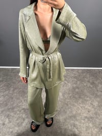 Maggy Yeşil Parlak Saten Büstiyerli Kemerli Ceket Büstiyer Pantolon Üçlü TakımGausTAKIMGU008726