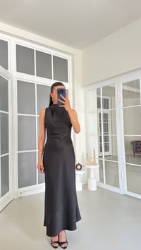 Siyah Degaje Yaka Saten Elbise GAUS-01762GAUSELBİSEGAUS-01762
