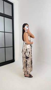 Ekru Siyah Desenli Ayarlanabilir Askılı Pileli Saten Elbise Gaus00377GausELBİSEGU1001883