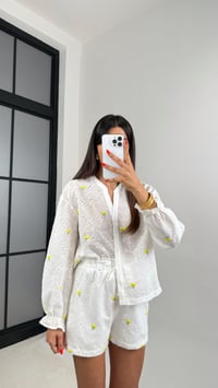 Beyaz Sarı Çiçek Nakışlı Gömlek Beli Lastikli Astarlı Şort Fistolu Takım GAUS-0029GAUSTAKIMGAUS-0029