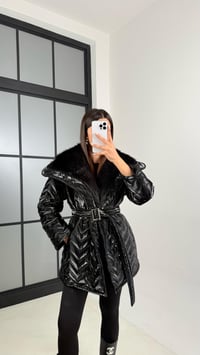 Siyah Yaka Kürk Detaylı Kuşaklı Parlak Şişme Mont GAUS-00458GAUS الجواكيت GAUS-00458