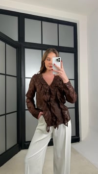 Kahve Çiçek Nakışlı Yaka Fırfır Detaylı Transparan Gömlek GAUS-01275GAUSGÖMLEKGAUS-01275