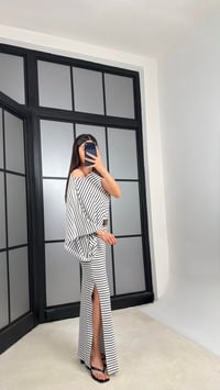 Beyaz Çizgili Tek Omuz Yarasa Kol Premium Elbise GAUS-01430GAUSELBİSEGAUS-01430