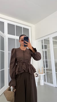 Kahve Poplin Fırfırlı Tasarım Bluz GAUS-01891GAUSBLUZGAUS-01891