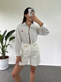 Beyaz Gold Düğmeli Şehir Boy Şort GausŞORTGU001133