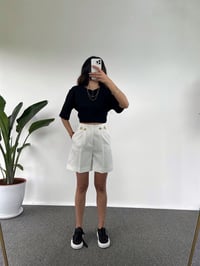 Beyaz Gold Düğmeli Şehir Boy Şort GausŞORTGU001133