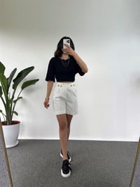 Beyaz Gold Düğmeli Şehir Boy Şort GausŞORTGU001133