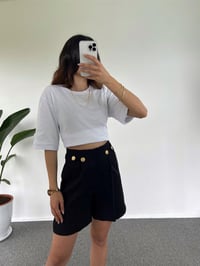 Beyaz Gold Düğmeli Şehir Boy Şort GausŞORTGU001133