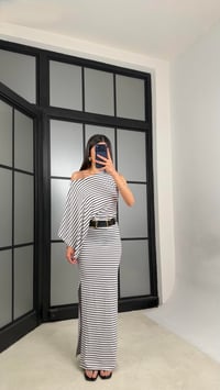 Beyaz Çizgili Tek Omuz Yarasa Kol Premium Elbise GAUS-01430GAUSELBİSEGAUS-01430