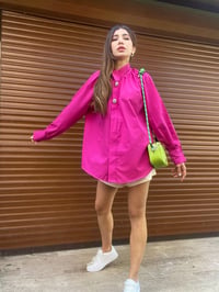Broşlu Hakim Yaka Oversize Pembe GömlekGausGÖMLEKGU00252