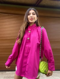Broşlu Hakim Yaka Oversize Pembe GömlekGausGÖMLEKGU00252