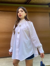 Broşlu Oversize Beyaz Gömlek GausGÖMLEKGU00251