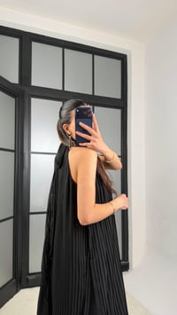 Siyah Boyundan Bağlamalı Astarlı Pileli Tasarım Elbise GAUS-01363GAUSELBİSEGAUS-01363