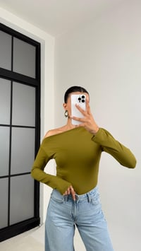 Yeşil Omuz Dekolteli Yan Büzgülü Sandy Kumaş Bluz GAUS-0066GAUSBLUZGAUS-0066