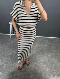 Jolanka Beyaz Çizgili Yırtmaçlı Uzun Elbise GausÜST GİYİMGU008203