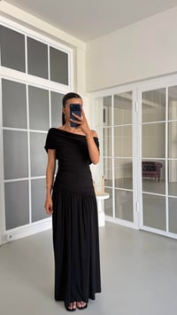 Siyah Drapeli Sandy Kumaş Elbise GAUS-01674GAUSELBİSEGAUS-01674