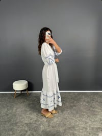Chu Beyaz İşlemeli Kemerli Keten Elbise GausELBİSEGU008449