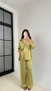 Yağ Yeşili Gömlek Beli Lastikli Pantolon İkili Premium Saten Takım GAUS-0074GAUSTAKIMGAUS-0074