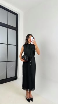 Siyah Kemerli Astarlı Piliseli Elbise Gaus00509GausELBİSEGU1002195