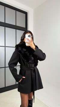 Siyah Yaka Kürk Detaylı Kuşaklı Kaban GAUS-00600GAUSKABANGAUS-00600