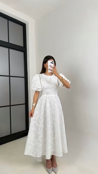 Beyaz Balon Kol Sırt Bağlama Detaylı Astarlı Fistolu Elbise Gaus00628GausELBİSEGU1002467