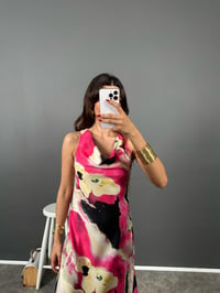 Sell Pembe Saten Çiçek Desenli Degaje Yaka ElbiseGausELBİSEGU008828