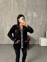 Poly Siyah İnci Düğmeli Fiyonk İşlemeli HırkaGausHIRKAGU00904010