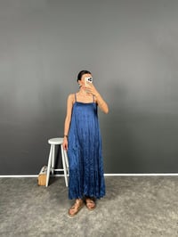 MD Mavi Askılı Kırışık Uzun Astarlı ElbiseGausELBİSEGU008648