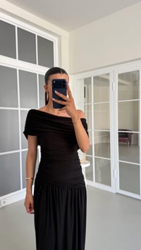 Siyah Drapeli Sandy Kumaş Elbise GAUS-01674GAUSELBİSEGAUS-01674