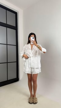 Beyaz Çiçek Nakışlı Gömlek Beli Lastikli Astarlı Şort İthal Kumaş Takım Gaus00533GausTAKIMGU1002247