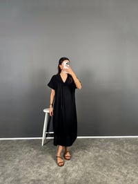 Anita Siyah V Yaka Premium Midi Keten ElbiseGausELBİSEGU008686