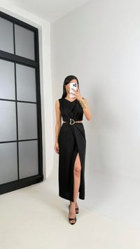 Siyah Yan Dekolteli Gold Toka Detaylı Yırtmaçlı Elbise Gaus00434GausELBİSEGU1002008