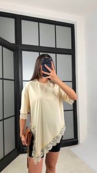 Bej Asimetrik Dantel Detaylı Tshirt GAUS-01164GAUSTshirtGAUS-01164
