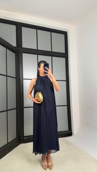 Lacivert Boyundan Bağlamalı Astarlı Pileli Tasarım Elbise GAUS-01363GAUSELBİSEGAUS-01363