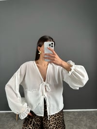 Beyaz Pinterest Kalp Detaylı Bağlamalı Gömlek GausGÖMLEKGU007977