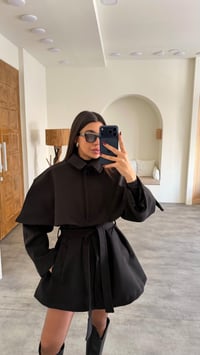 Siyah Pelerin Detaylı Kuşaklı Astarlı Kaban GAUS-00727GAUSKABANGAUS-00727