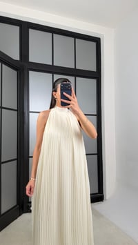 Krem Boyundan Bağlamalı Astarlı Pileli Tasarım Elbise GAUS-01363GAUSELBİSEGAUS-01363