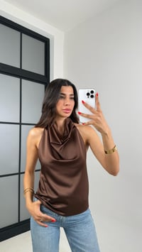 Kahve Boyundan Bağlamalı Sırt Dekolteli Saten Bluz GAUS-008GAUSBLUZGAUS-008