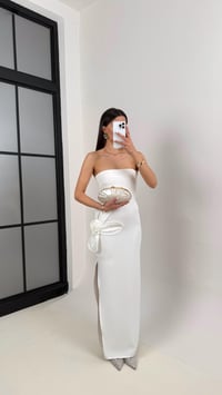 Beyaz Çiçek Detaylı Yırtmaçlı Elbise Gaus00365GausELBİSEGU1001878