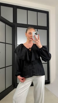 Siyah Bebe Yaka Volanlı Gömlek GAUS-01274GAUS القمصان GAUS-01274